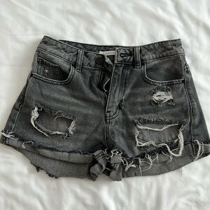 Pac Sun women’s mom short high rise, size 25, charcoal denim.